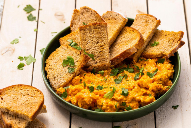 Crostini's met Vegan Wortelhummus uit 'Veg!'
