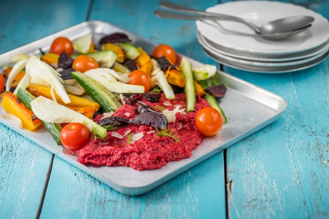 Rode Hummus met Gegrilde Groenten (vegan)